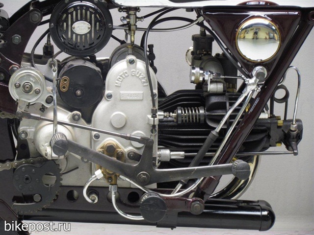 Старинный мотоцикл Moto Guzzi GTS 1938