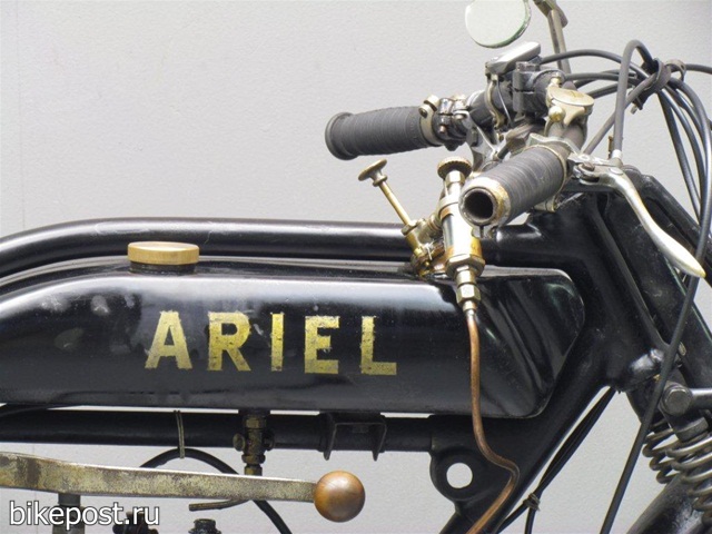 Старинный мотоцикл Ariel Sport 1925
