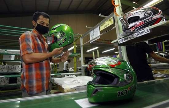 Производство мотошлемов в Индонезии