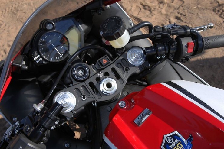 Юбилейный мотоцикл Yamaha YZF-R1 и Штефан Петрансель в дюнах Марокко