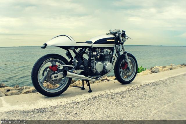 Мотоцикл CB550-FZR600 Cafe Racer